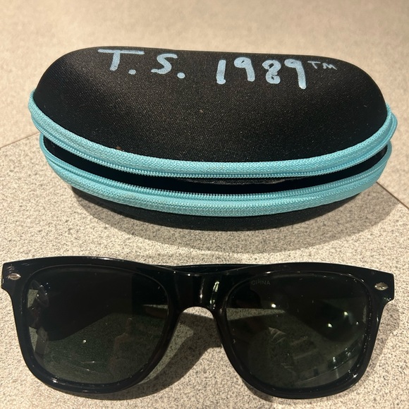 Taylor Swift Accessories - Taylor Swift Black Sunglasses with Teal Case